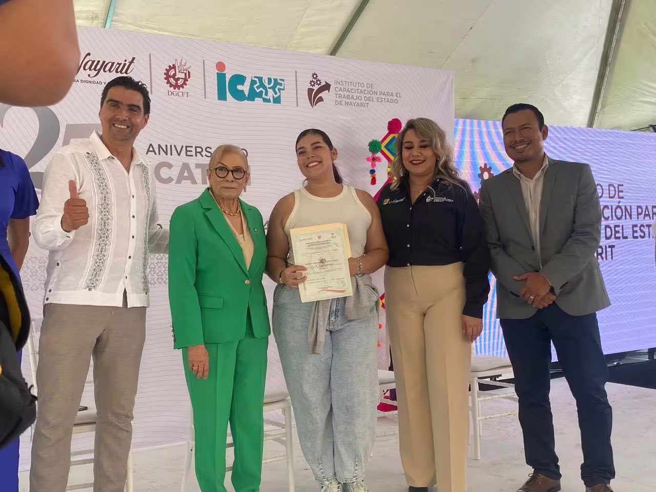 Dr. Beatriz entregando reconocimientos con ICATEN