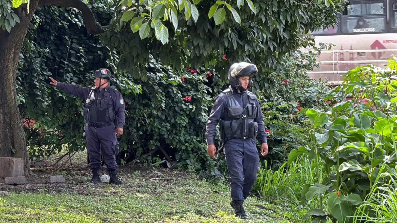 Policias con casco