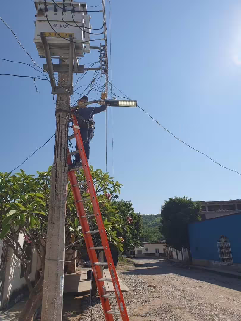 Persona reparando alumbrado público