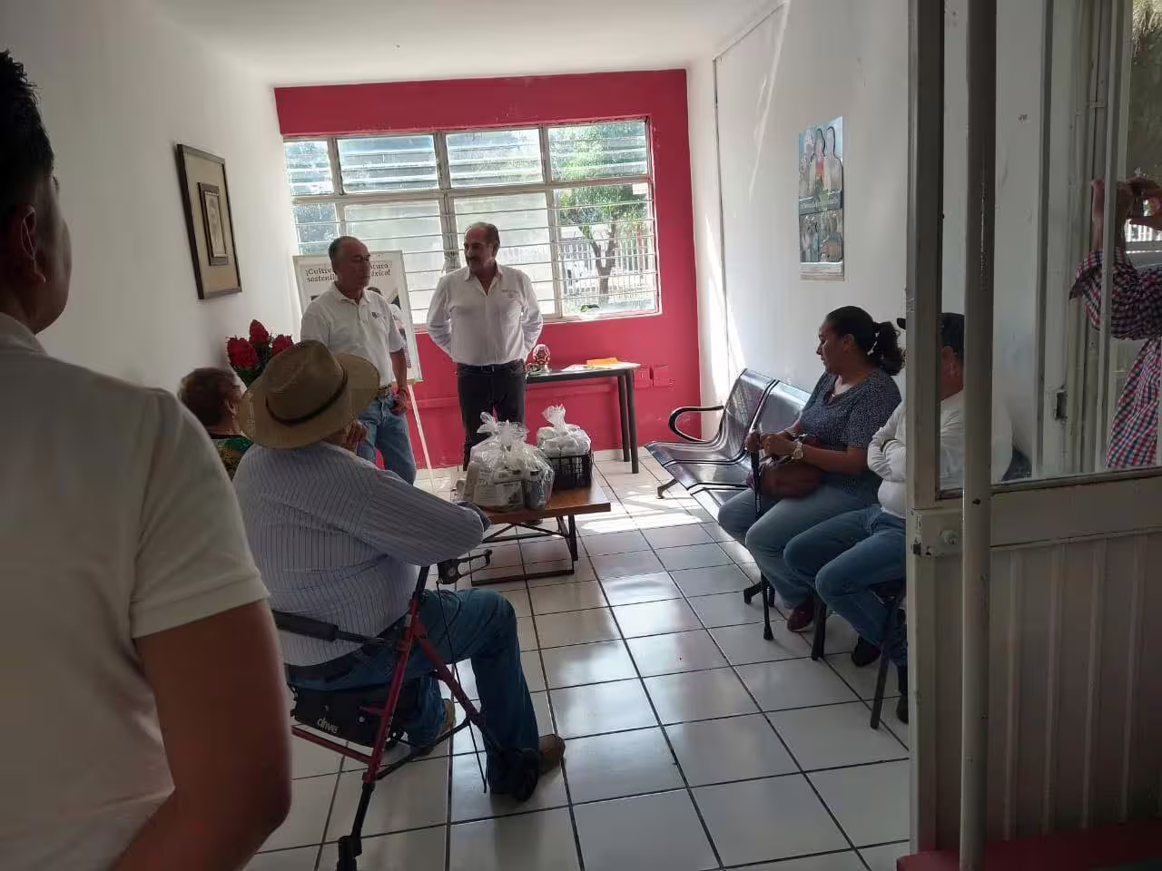 Hombres reunidos