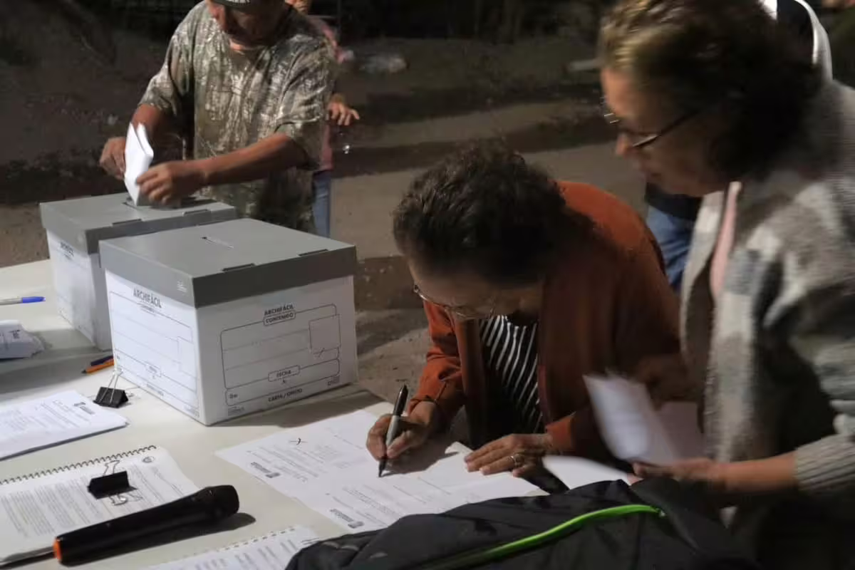 Mujer emitiendo su voto