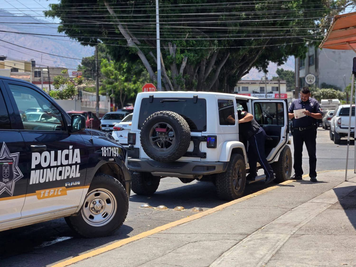 Policía municipal de Nayarit recupera camioneta robada