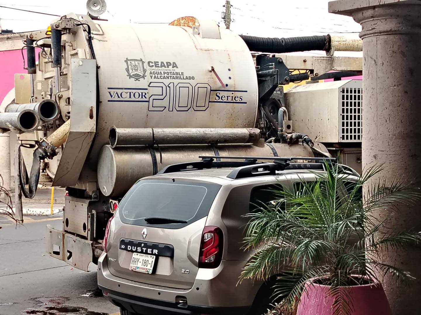 trabajos de desazolve de drenaje en Ahuacatlán