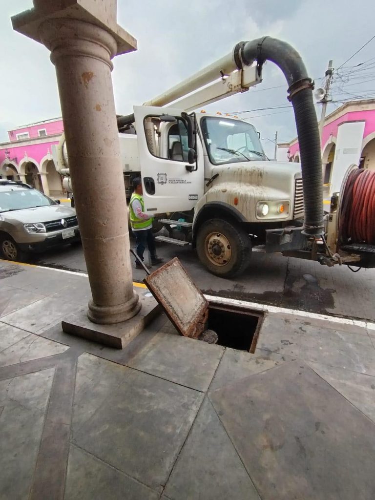 trabajos de desazolve de drenaje en Ahuacatlán