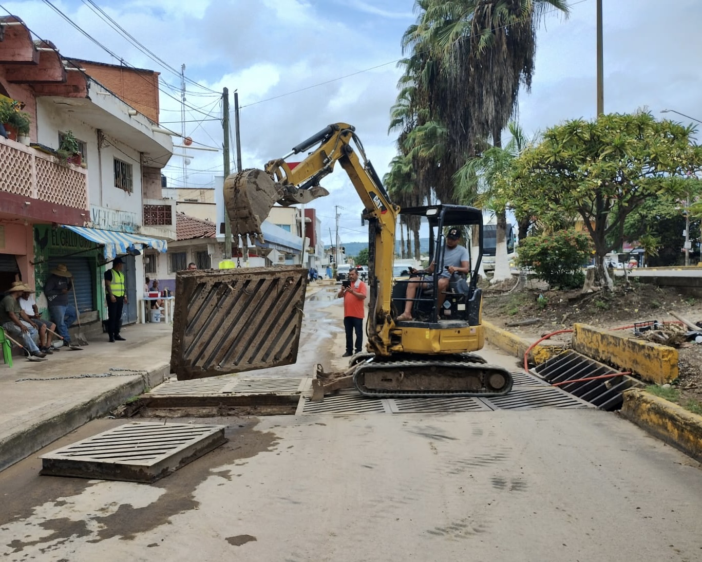 Limpieza de alcantarillas en Compostela se intensifica por temporada de lluvias