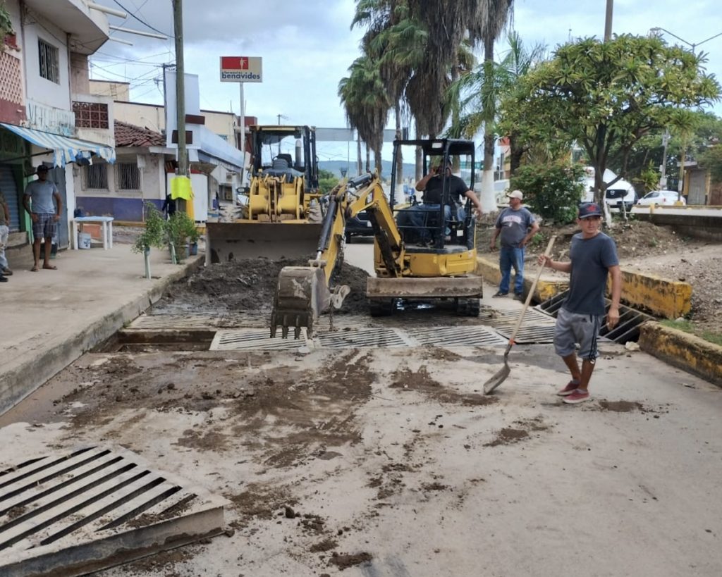 Limpieza de alcantarillas en Compostela se intensifica por temporada de lluvias