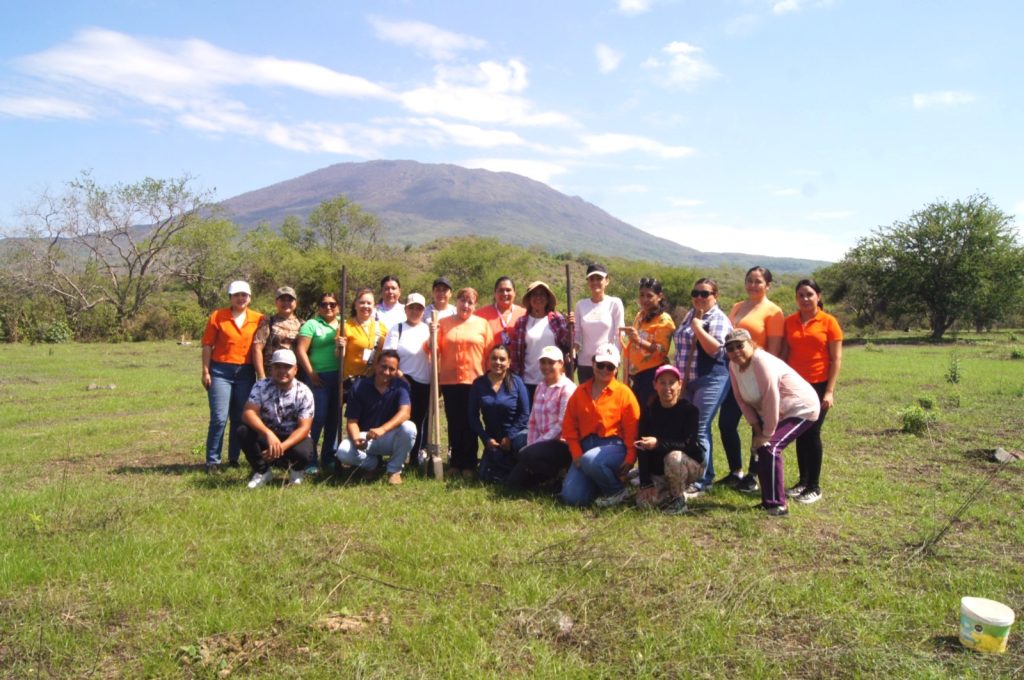 Reforestación por el Día Naranja en Ahuacatlán promueve un mundo libre de violencia