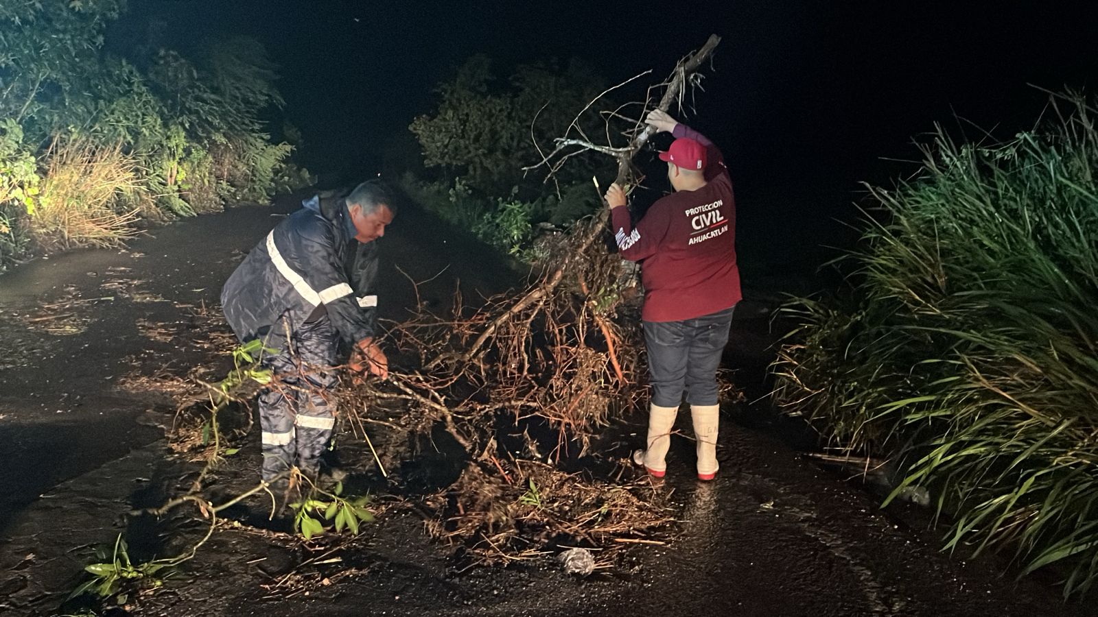 Afectaciones por tormenta en Ahuacatlán movilizan a autoridades municipales