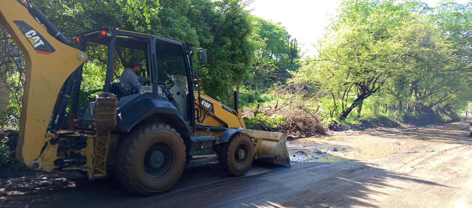 H. XLIII Ayuntamiento intensifica limpieza de carretera para garantizar seguridad vial
