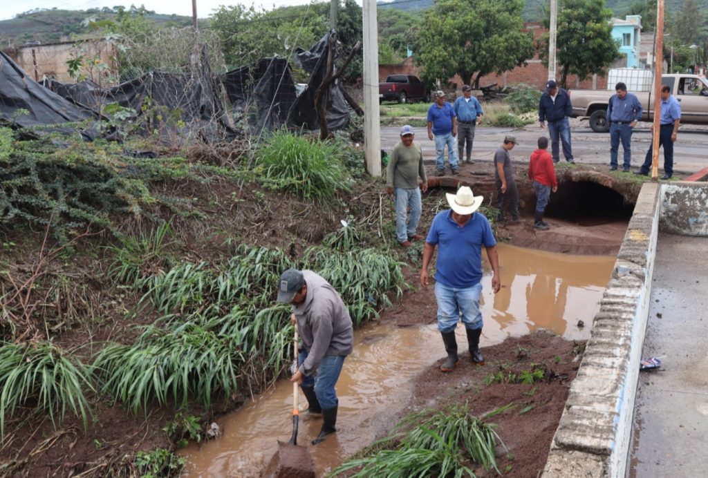 Manolo Andalón supervisa afectaciones por lluvias en Ahuacatlán y coordina respuesta inmediata