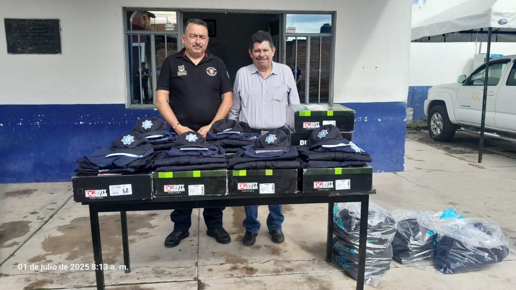 Manolo Andalón entrega equipo táctico y uniformes a corporaciones de seguridad en Ahuacatlán