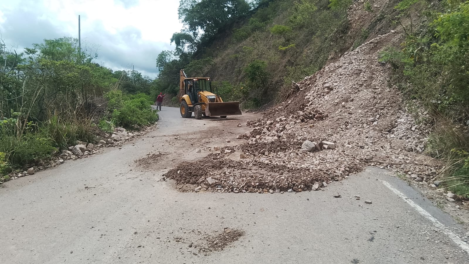 Intensa limpieza de carreteras tras deslaves en Ahuacatlán y Amatlán de Cañas garantiza paso seguro