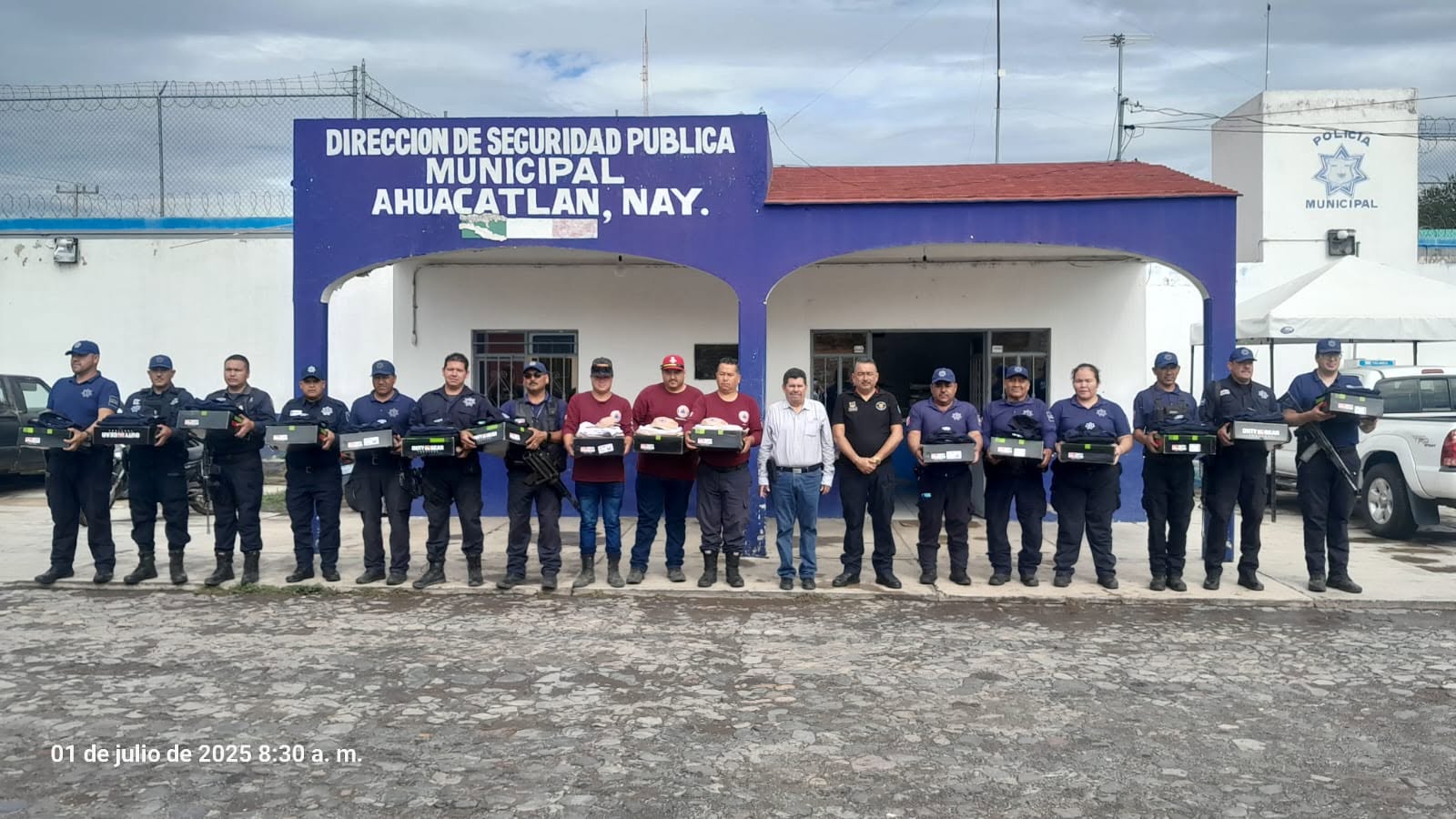 Manolo Andalón entrega equipo táctico y uniformes a corporaciones de seguridad en Ahuacatlán