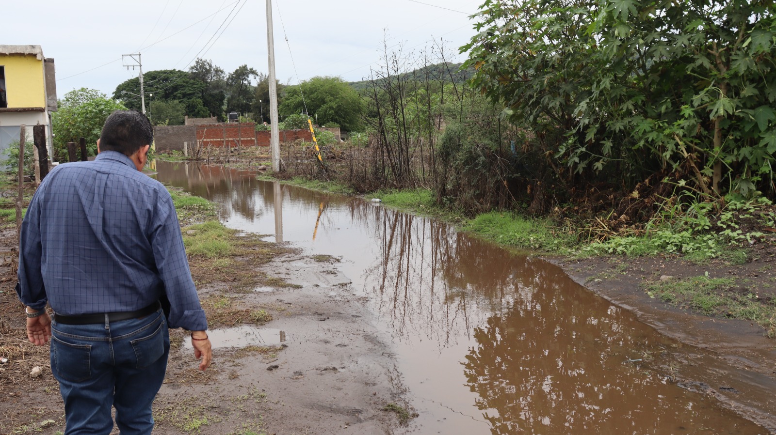 Manolo Andalón supervisa afectaciones por lluvias en Ahuacatlán y coordina respuesta inmediata