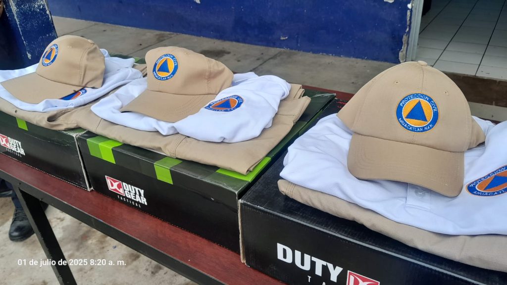 Manolo Andalón entrega equipo táctico y uniformes a corporaciones de seguridad en Ahuacatlán