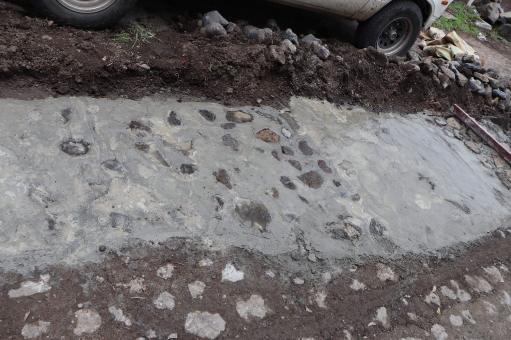 Gobierno municipal de Ahuacatlán consolida compromiso con empedrado en la calle Encino