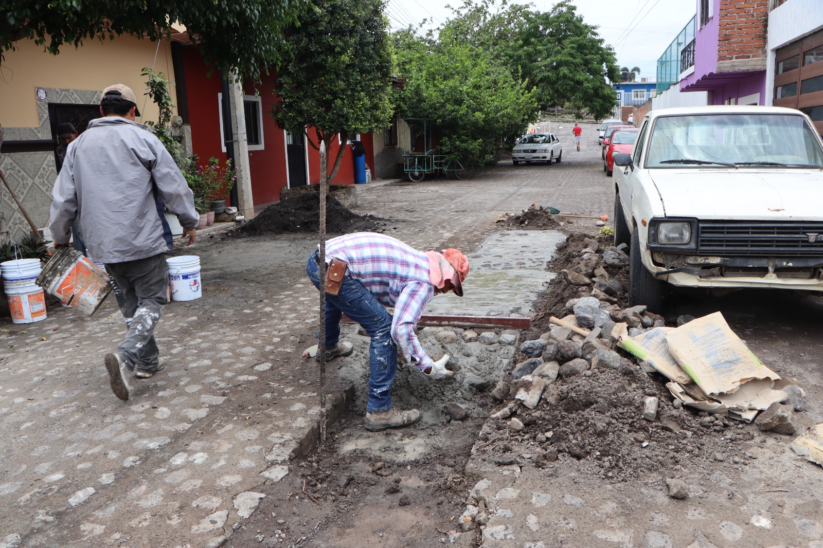Gobierno municipal de Ahuacatlán consolida compromiso con empedrado en la calle Encino