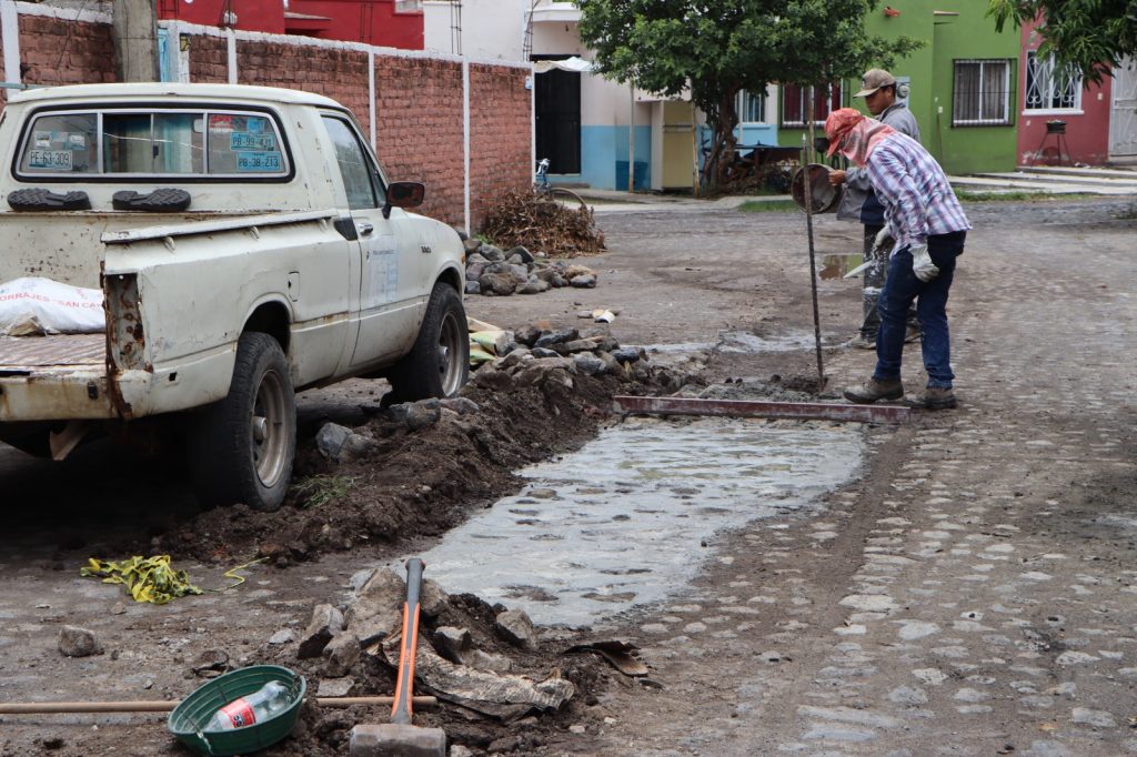 Gobierno municipal de Ahuacatlán consolida compromiso con empedrado en la calle Encino