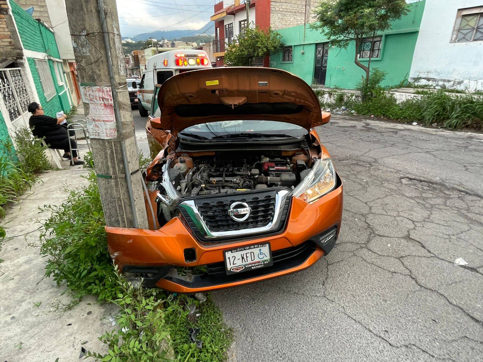 Accidente en la colonia Morelos: joven pierde el control y choca contra poste de la CFE