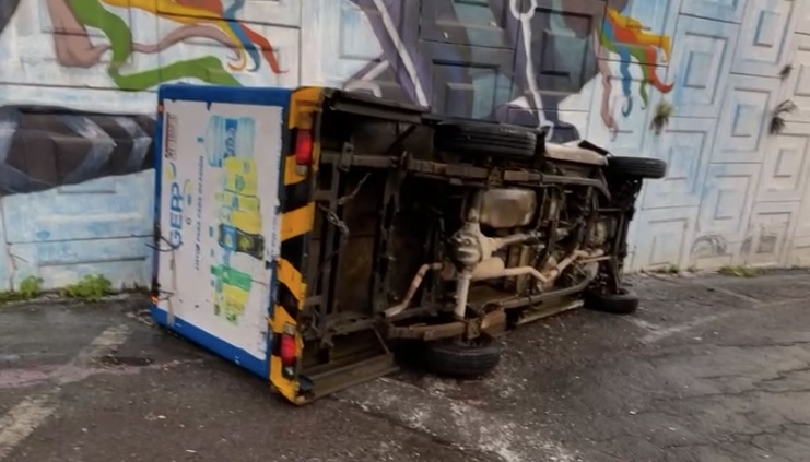 Camioneta volcada en el libramiento de Tepic provoca movilización, sin lesionados