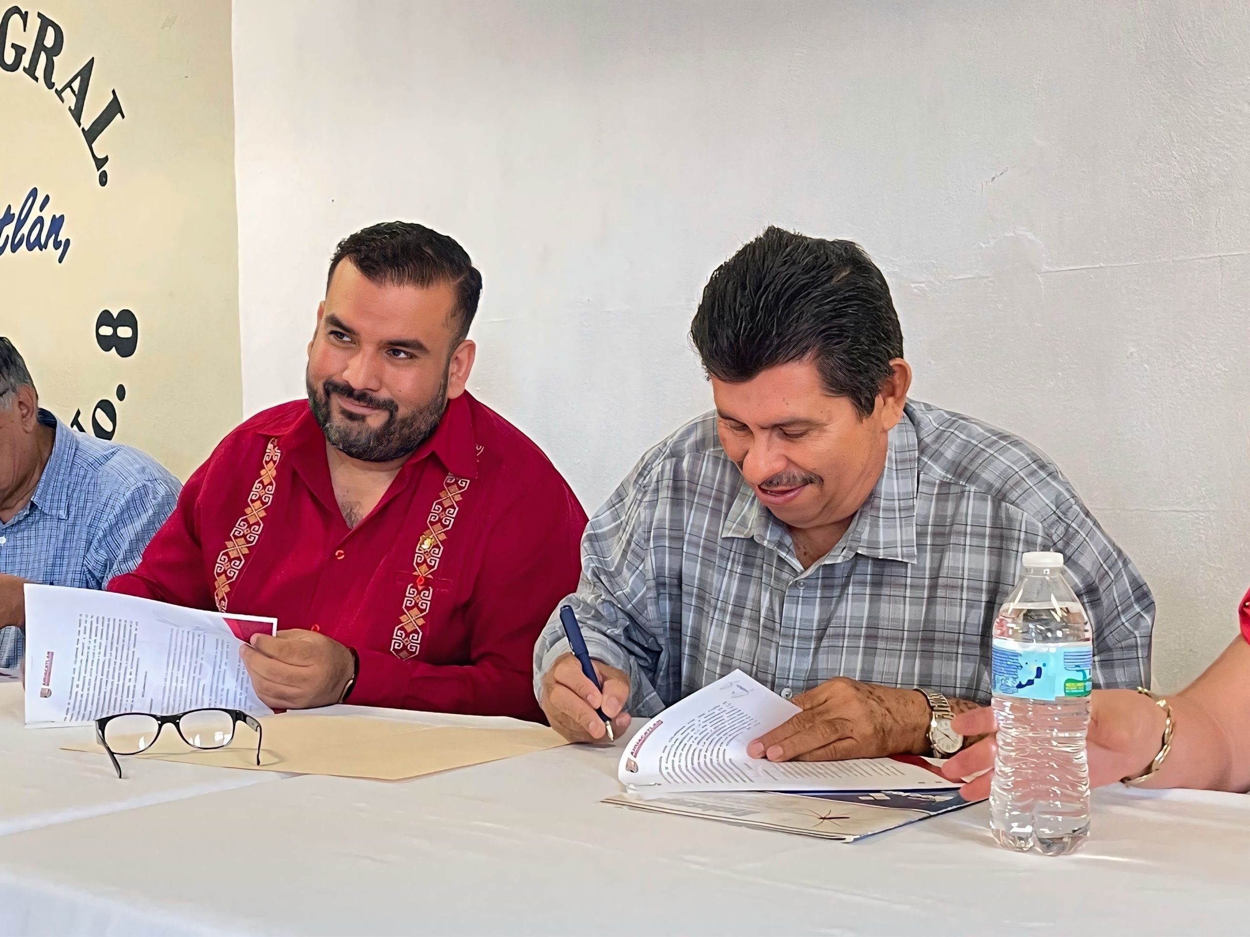 Ahuacatlán refuerza la transparencia: Dr. Manolo Andalón firma convenio con el Sistema Local Anticorrupción