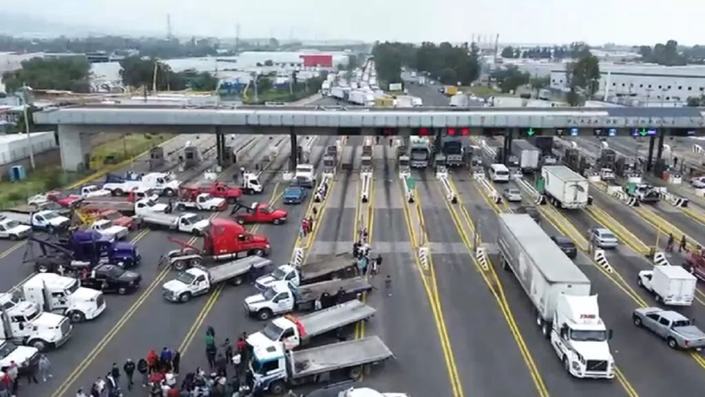 Transportistas en México paralizan accesos a la CDMX por desaparición de dirigente