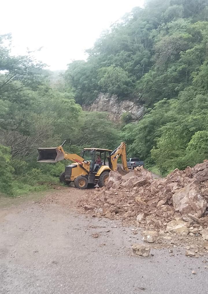 Derrumbe en carretera de Ahuacatlán: autoridades reabren paso y continúan limpieza