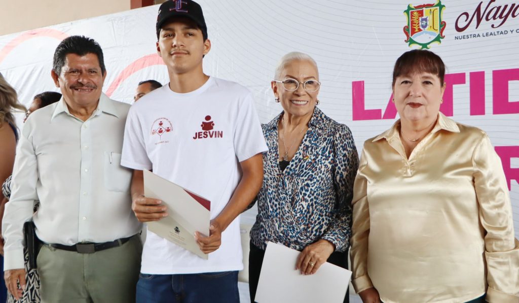 Como parte de la gira Latidos del Corazón, la Dra. Beatriz Estrada Martínez y el Sistema DIF Nayarit ofrecieron más de 4 mil apoyos y servicios gratuitos a familias del municipio.