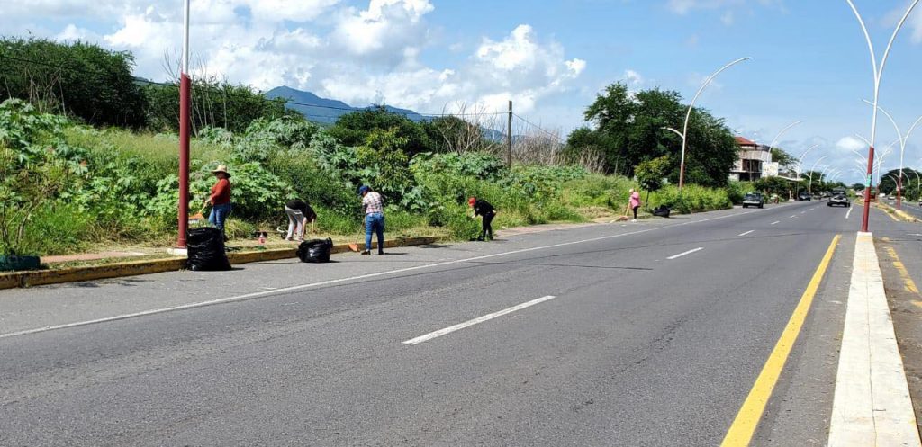 Ahuacatlán reluce: jornada de limpieza en boulevard de entrada principal