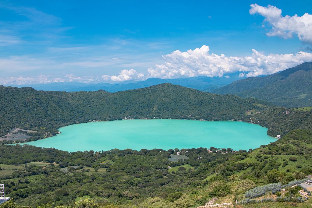 Un espectáculo turquesa: la Laguna de Santa María del Oro recupera su esplendor natural