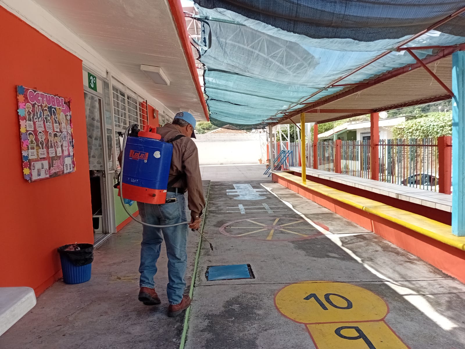 Protección Civil en acción: fumigación preventiva en el Jardín de Niños “María Montessori
