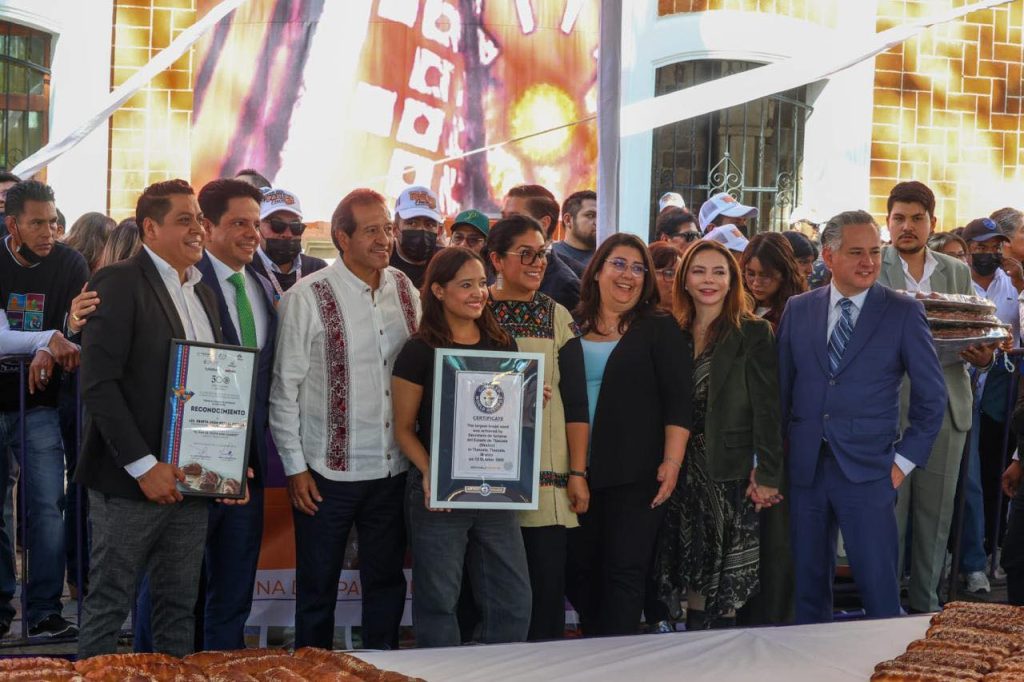 Tlaxcala obtiene Récord Guinness por elaborar el pan de fiesta más grande del mundo