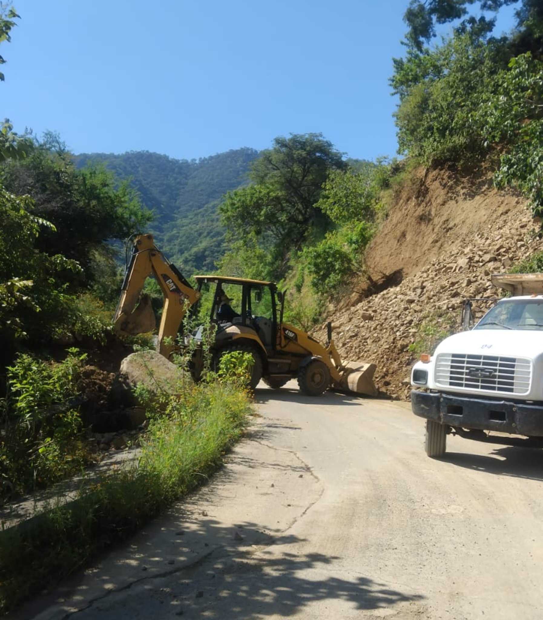 Avanzan trabajos de rehabilitación en la carretera Ahuacatlán–El Mirador tras los derrumbes