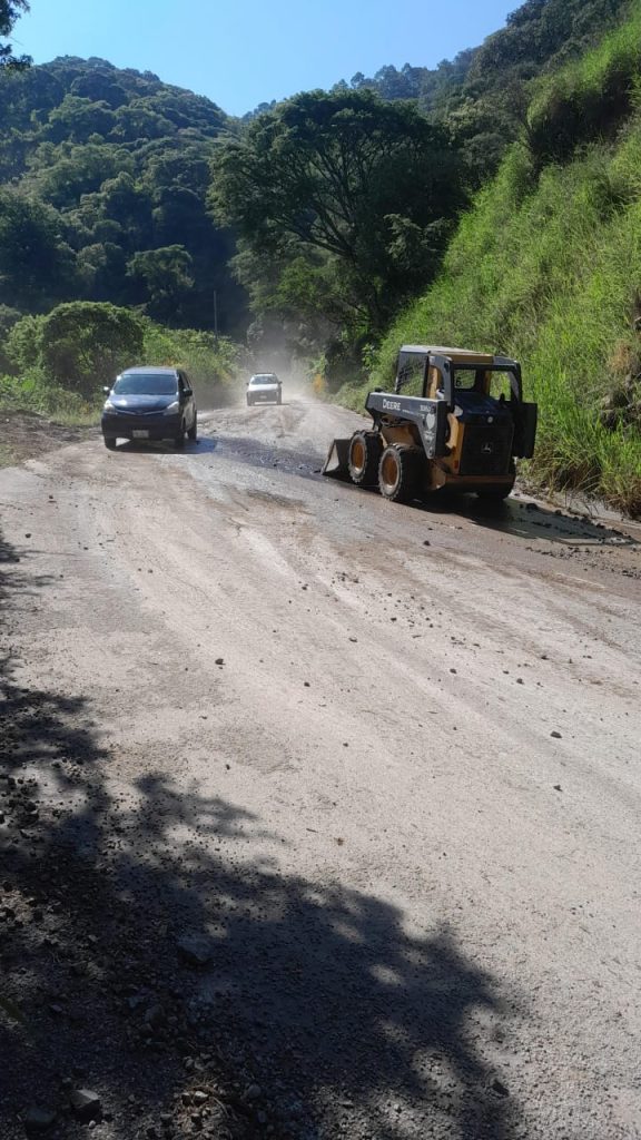 Avanzan trabajos de rehabilitación en la carretera Ahuacatlán–El Mirador tras los derrumbes