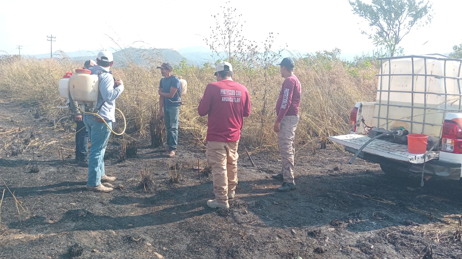 Incendio en la carretera federal 15 es controlado por Protección Civil de Ahuacatlán