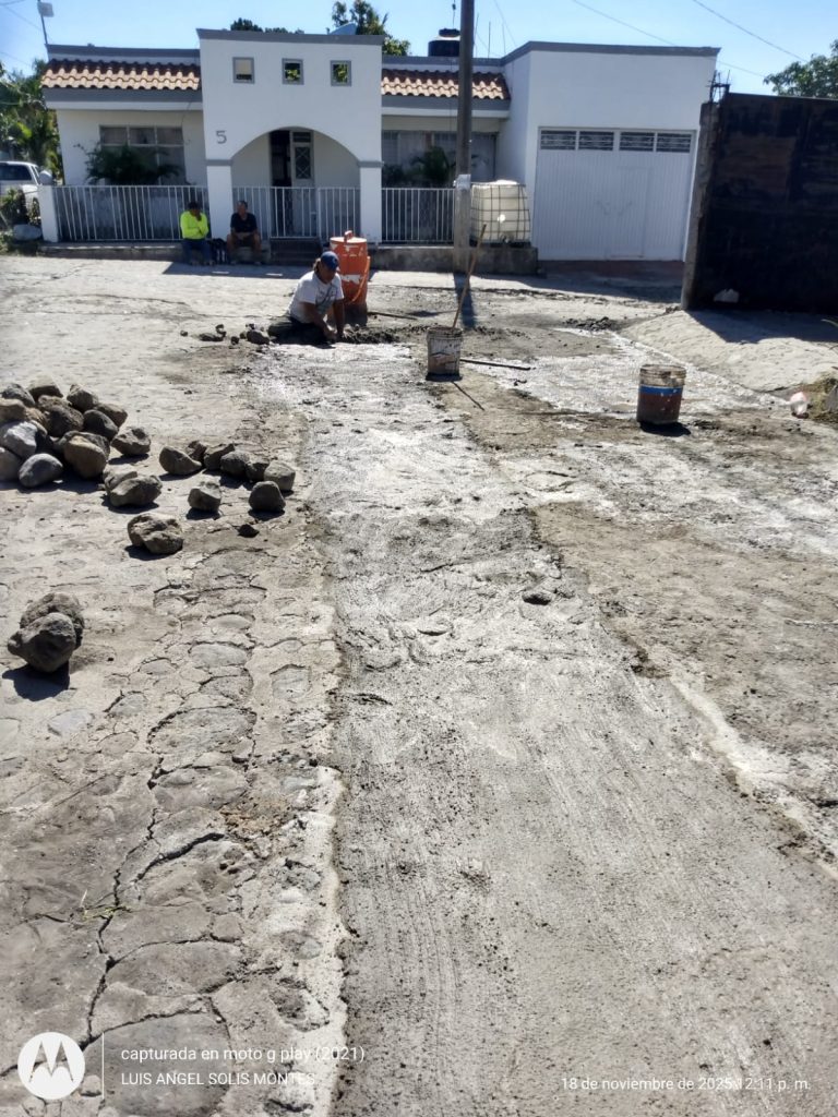 Mejoran vialidades en Ahuacatlán con la rehabilitación de empedrado en la comunidad de Uzeta
