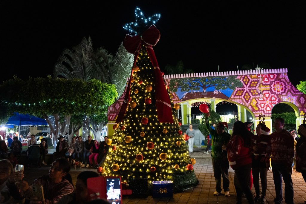 Desfile navideño en San Pedro Lagunillas une a la comunidad en una noche llena de magia