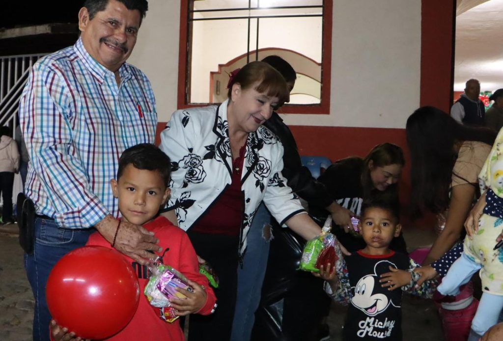 Posadas tradicionales en Ahuacatlán llenan de alegría los barrios del municipio