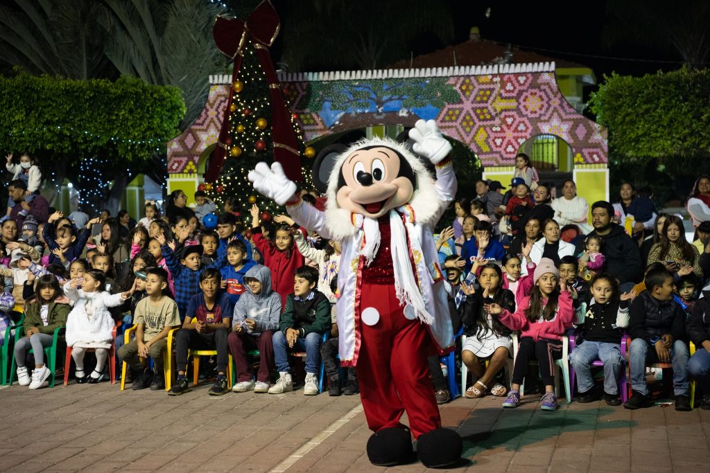 Desfile navideño en San Pedro Lagunillas une a la comunidad en una noche llena de magia