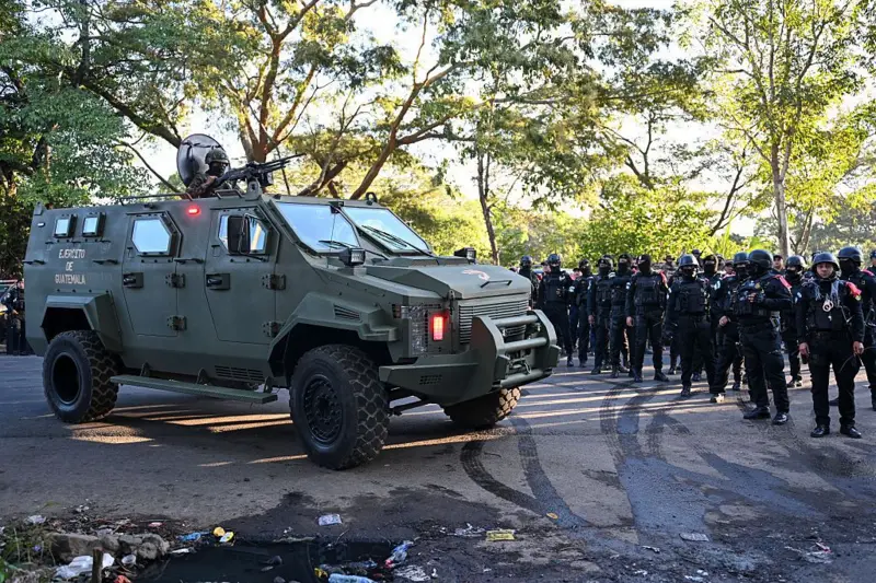 Guatemala decreta estado de sitio tras motines en cárceles y asesinato de ocho policías