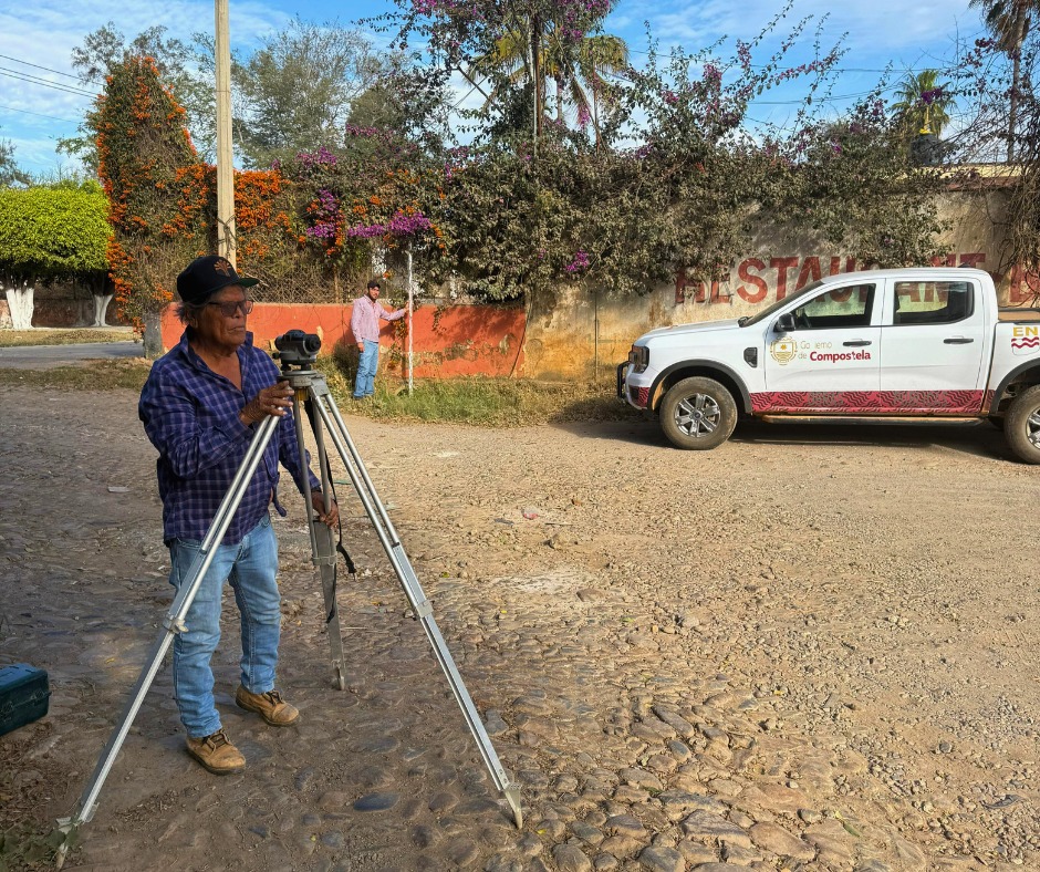 Compostela inicia obra vial en la colonia Del Bosque con huellas de concreto y empedrado