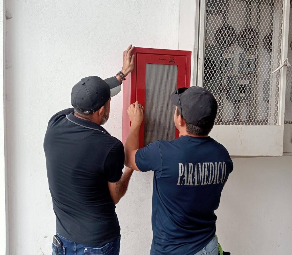 Gobierno de Ahuacatlán sostiene reunión con locatarios del mercado para fortalecer seguridad y organización