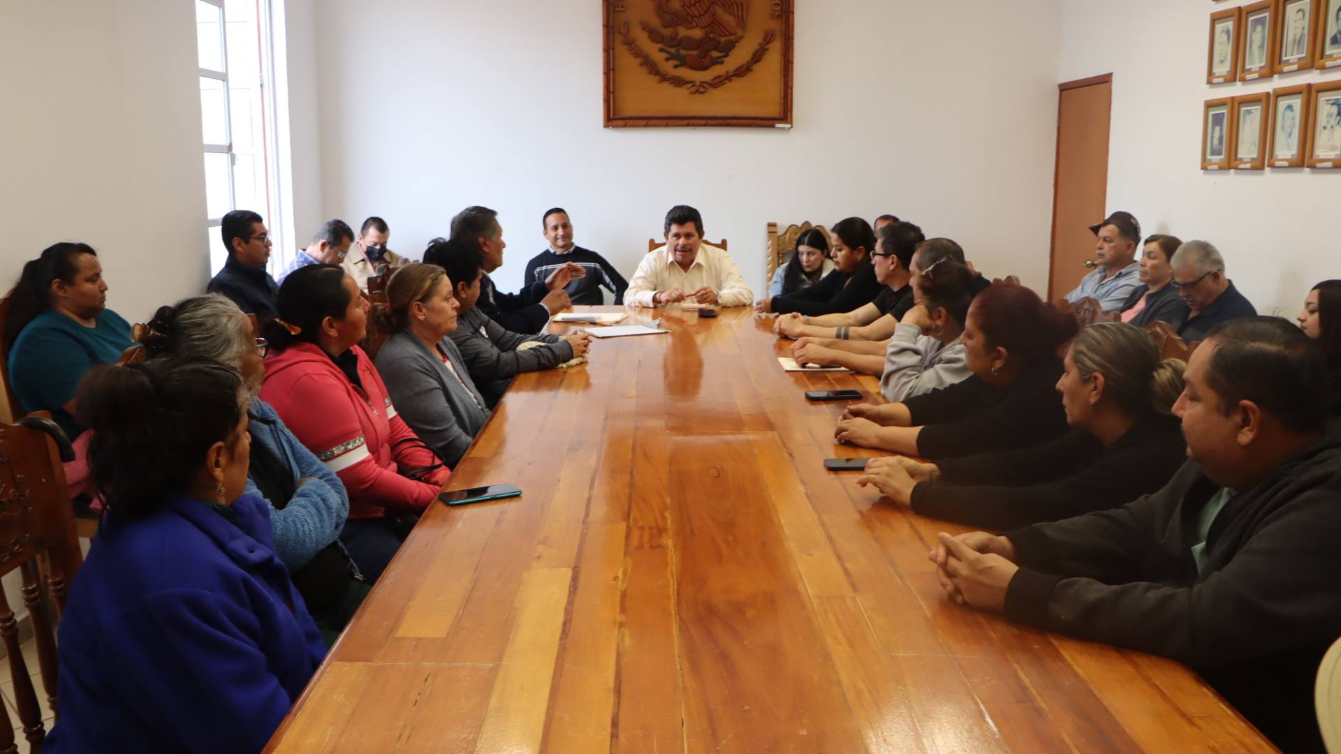 Gobierno de Ahuacatlán sostiene reunión con locatarios del mercado para fortalecer seguridad y organización