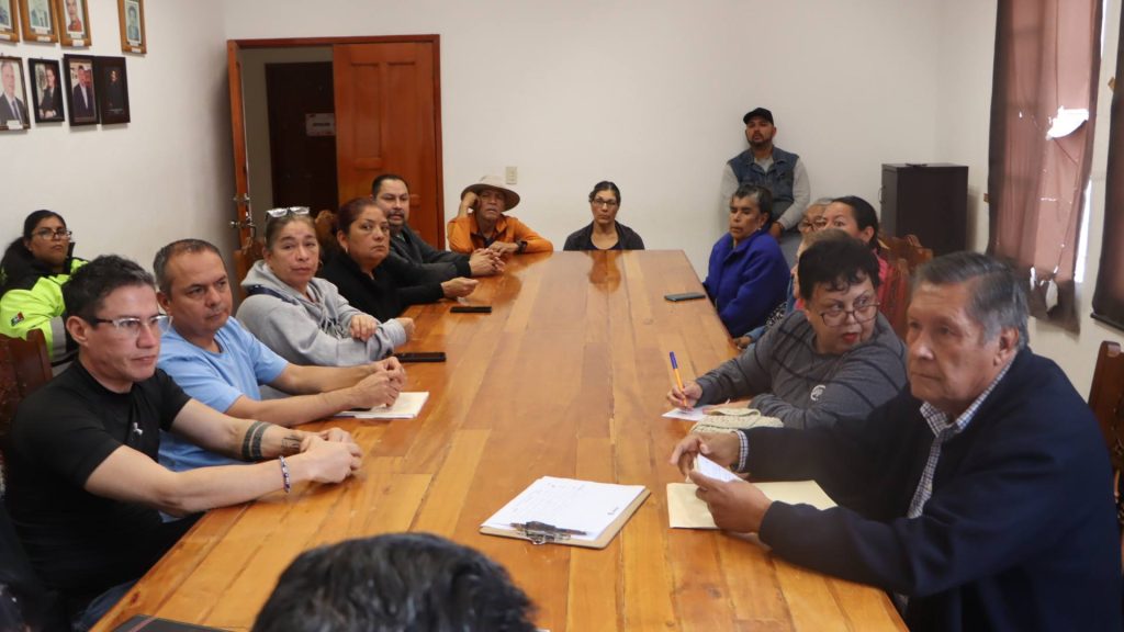 Gobierno de Ahuacatlán sostiene reunión con locatarios del mercado para fortalecer seguridad y organización