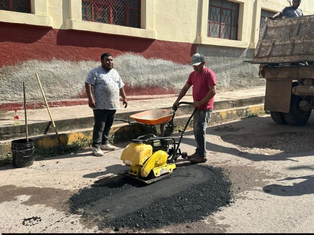 Ayuntamiento de Ruiz realiza trabajos de bacheo en vialidades principales del municipio