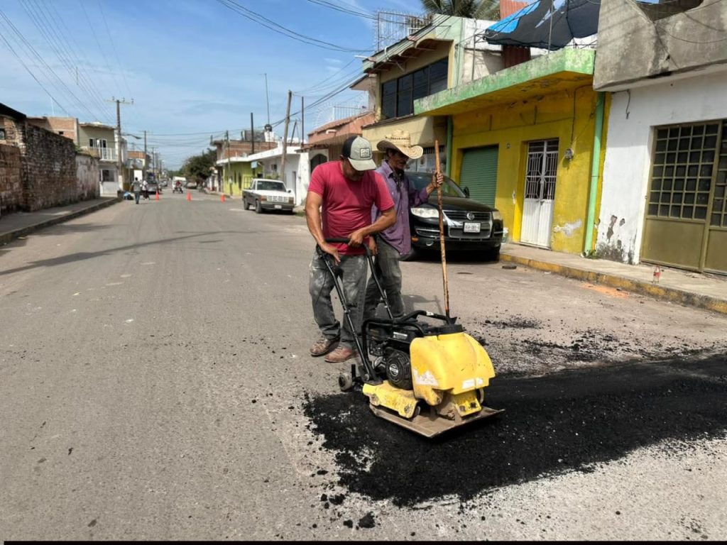 Ayuntamiento de Ruiz realiza trabajos de bacheo en vialidades principales del municipio