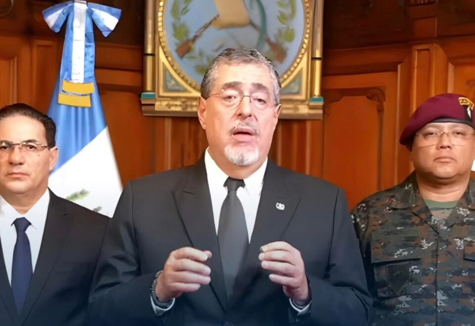 Guatemala decreta estado de sitio tras motines en cárceles y asesinato de ocho policías