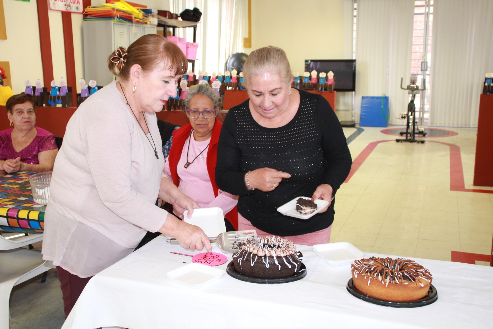 DIF Ahuacatlán celebra cumpleaños de adultos mayores de la Casa de Día