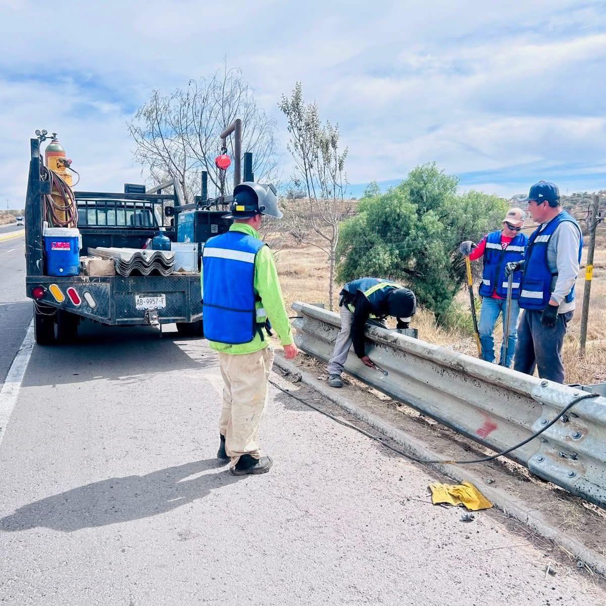 Realizan trabajos de rehabilitación de barreras y repavimentación en la carretera 70