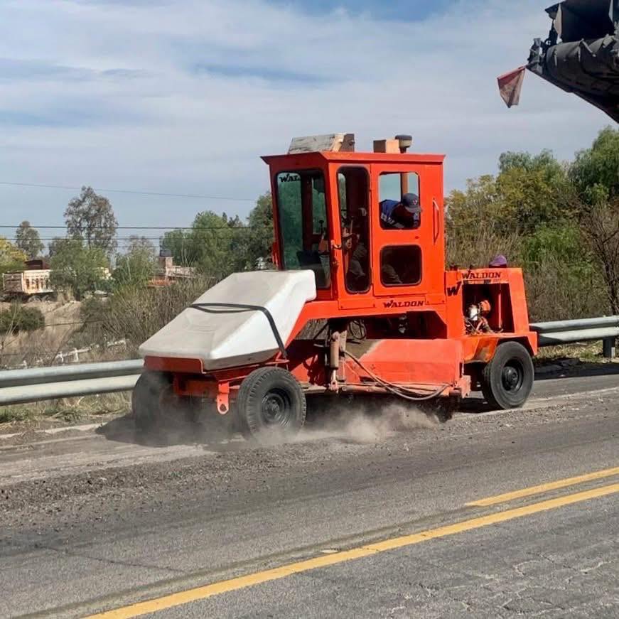 Realizan trabajos de rehabilitación de barreras y repavimentación en la carretera 70